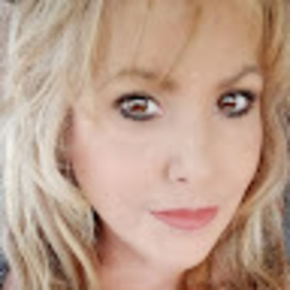 Meet your Posher, Christina - Picture 1 of 1